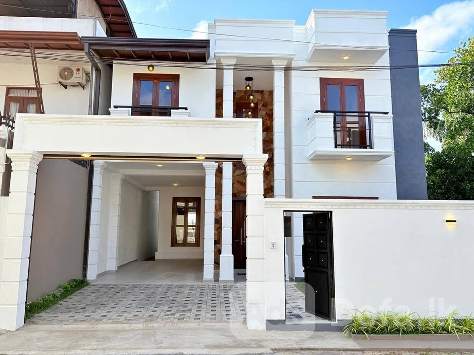 BRAND NEW 3-STOREY LUXURY HOUSE FOR SALE – BORALESGAMUWA 🏡